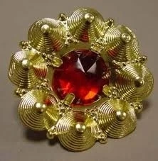 Baretspeld Met Rode Steen